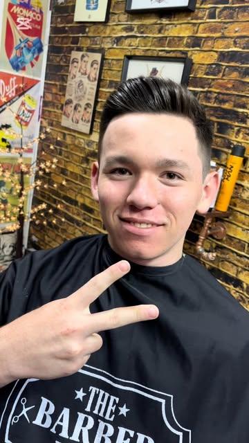 Cliente sonriente con la capa de The Barber Factory