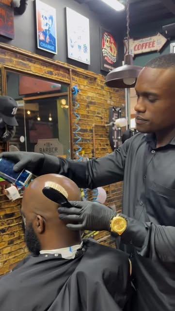 Barbero repasando el contorno con máquina